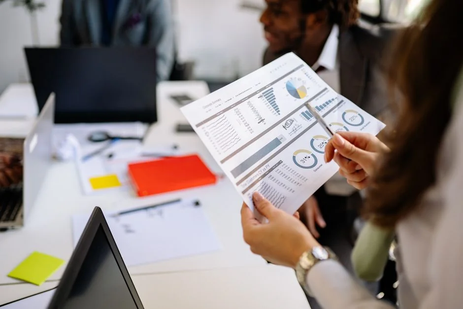 Un document stratégique marketing posé sur un bureau, présentant les éléments clés de la planification d'entreprise.